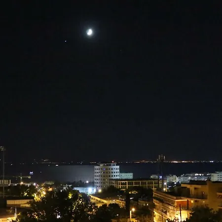 Modern Sea View - Free Parking - Quiet Area Near Center Appartamento