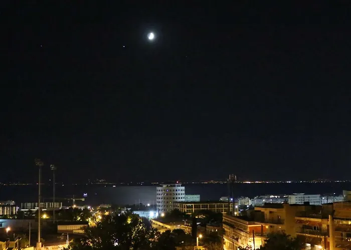 Modern Sea View Apartment - Free Parking - Quiet Area Near Center Апартаменты